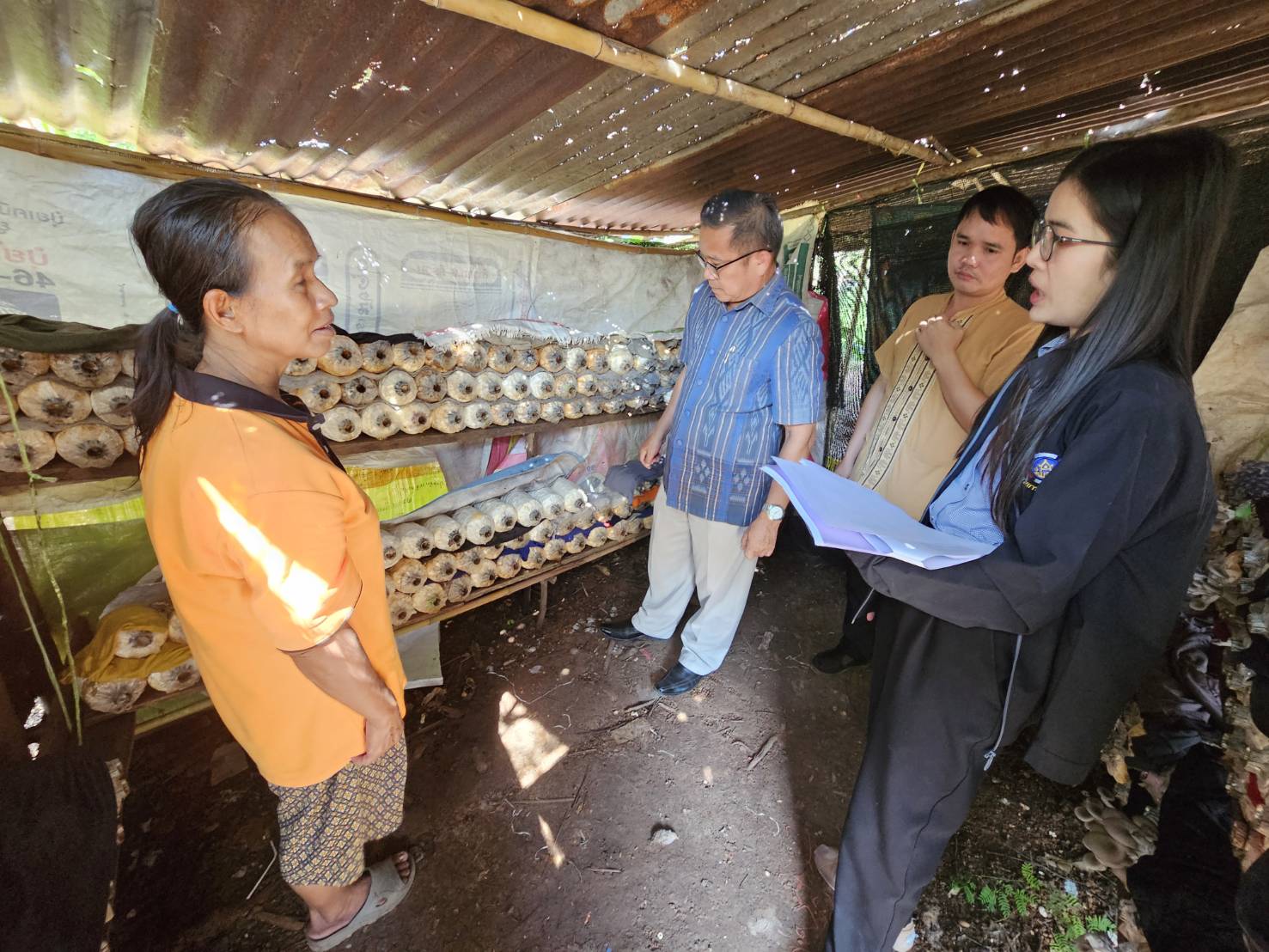 พช.หนองคาย ลงพื้นที่ติดตามการดำเนินโครงการพัฒนาคุณภาพชีวิตครัวเรือนยากจนฯ พร้อมแนะนำแอป Click ชุมชน “บริการถึงที่ ดุจญาติมิตร ใกล้ชิดทุกชุมชน คลิกแล้ว อย่าคลิกเลย ต้องคลิกชุมชน”