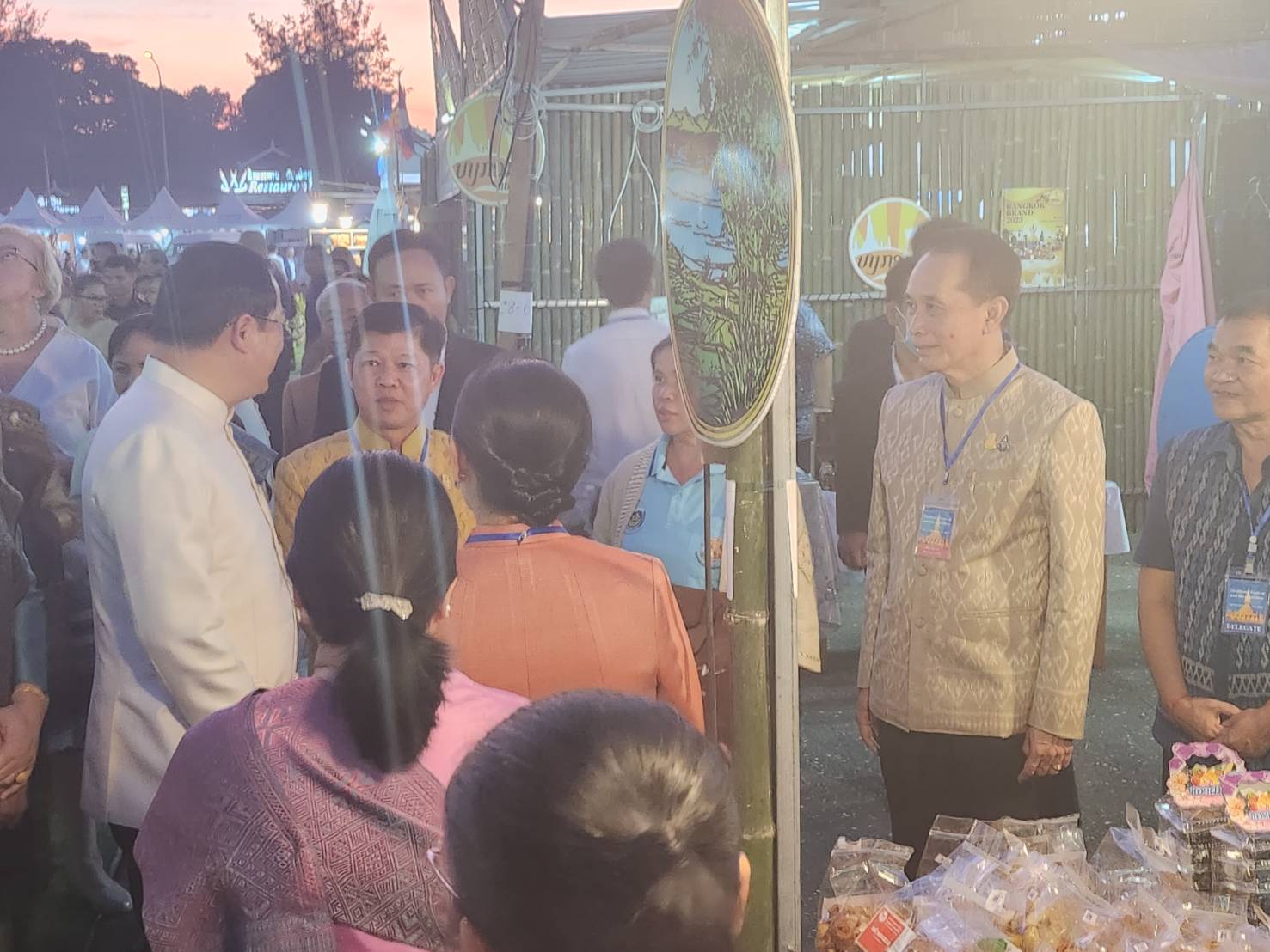 พช.หนองคาย ร่วมพิธีเปิดงานบุญนมัสการพระธาตุหลวง ประจำปี 2566 พร้อมจัดแสดงและจำหน่ายสินค้าผลิตภัณฑ์ OTOP สินค้าของดีของเด่น ของจังหวัดหนองคาย ณ นครหลวงเวียงจันทน์ สาธารณรัฐประชาธิปไตยประชาชนลาว