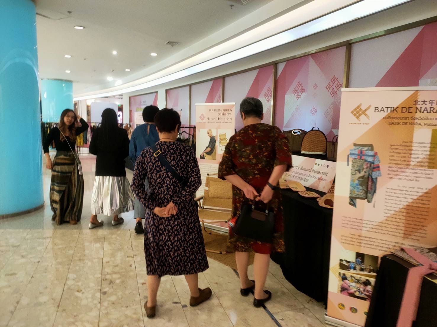 Young OTOP หนองคายก้าวไกลสู่สากล ร่วมกิจกรรมงานจัดจำหน่ายผลิตภัณฑ์ ณ ห้างสรรพสินค้า Shanghai Super Brand Mall สาธารณรัฐประชาชนจีน