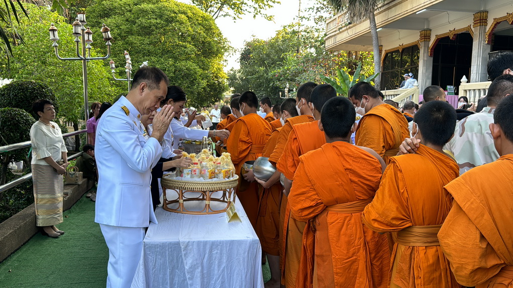 พช.หนองคาย ร่วมพิธีสวดพระพุทธมนต์และพิธีทำบุญตักบาตร เนื่องในวันสมเด็จพระมหาธีรราชเจ้า 25 พฤศจิกายน 2566