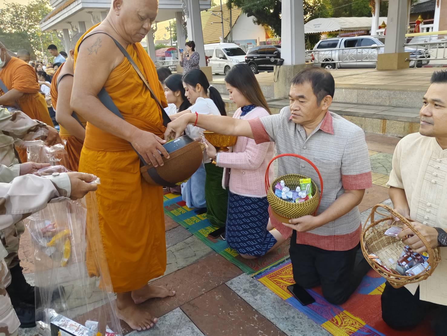 พช หนองคาย ร่วมกิจกรรม “นุ่งผ้าไทย ใส่บาตรริมโขง” เนื่องในโอกาสฉลองพระชนมายุ 8 รอบ สมเด็จพระอริยวงศาคตญาณ สมเด็จพระสังฆราช สกลมหาสังฆปริณายก