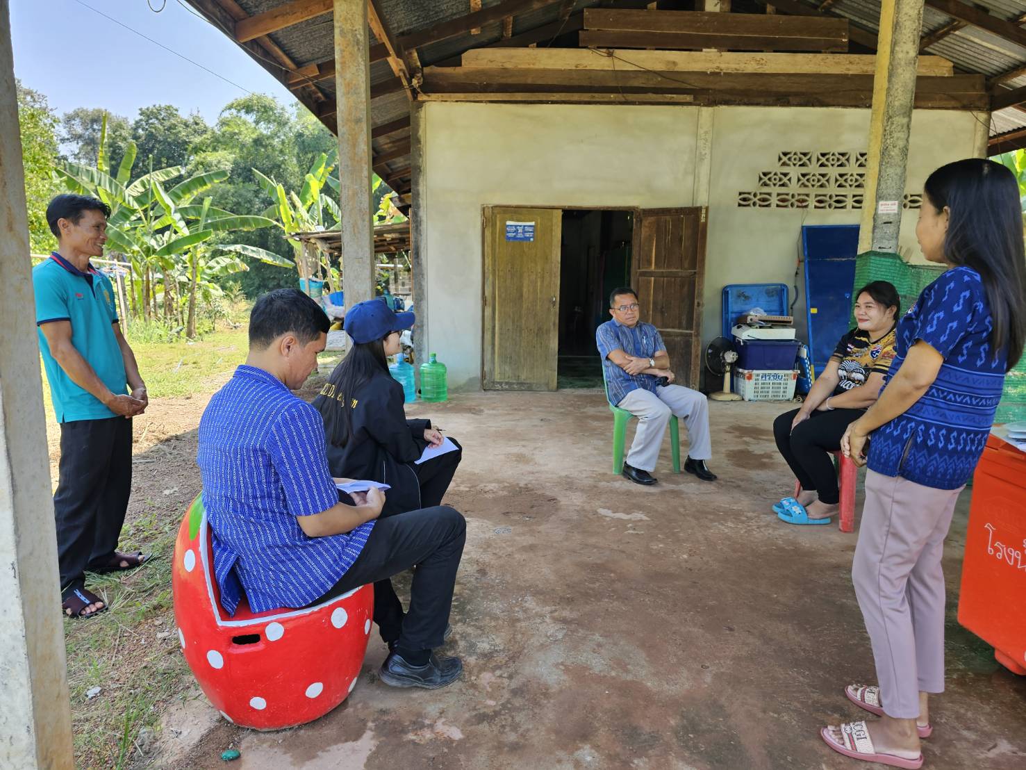 พช.หนองคาย ลงพื้นที่ติดตามการดำเนินโครงการพัฒนาคุณภาพชีวิตครัวเรือนยากจนฯ พร้อมแนะนำแอป Click ชุมชน “บริการถึงที่ ดุจญาติมิตร ใกล้ชิดทุกชุมชน คลิกแล้ว อย่าคลิกเลย ต้องคลิกชุมชน”