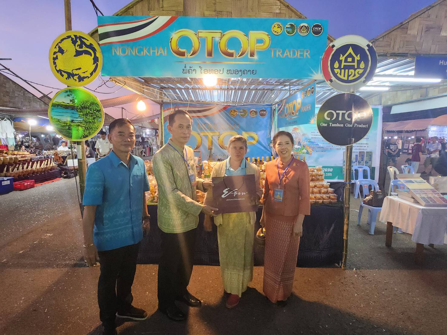 พช.หนองคาย ร่วมพิธีเปิดงานบุญนมัสการพระธาตุหลวง ประจำปี 2566 พร้อมจัดแสดงและจำหน่ายสินค้าผลิตภัณฑ์ OTOP สินค้าของดีของเด่น ของจังหวัดหนองคาย ณ นครหลวงเวียงจันทน์ สาธารณรัฐประชาธิปไตยประชาชนลาว