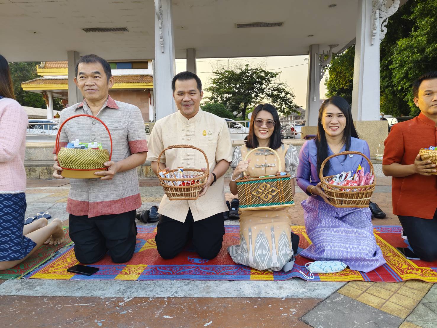 พช หนองคาย ร่วมกิจกรรม “นุ่งผ้าไทย ใส่บาตรริมโขง” เนื่องในโอกาสฉลองพระชนมายุ 8 รอบ สมเด็จพระอริยวงศาคตญาณ สมเด็จพระสังฆราช สกลมหาสังฆปริณายก