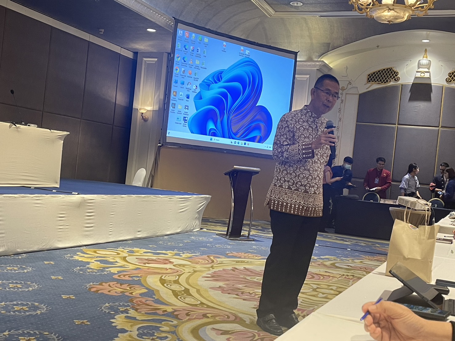 พช.หนองคาย ร่วมการประชุมมอบนโยบายความร่วมมือระหว่างสำนักงานพัฒนาชุมชนจังหวัด และสำนักงานพาณิชย์จังหวัด ในการคัดเลือกผู้ประกอบการ SMEs และ OTOP เพื่อส่งเสริมและสนับสนุนสู่ตลาดสากล