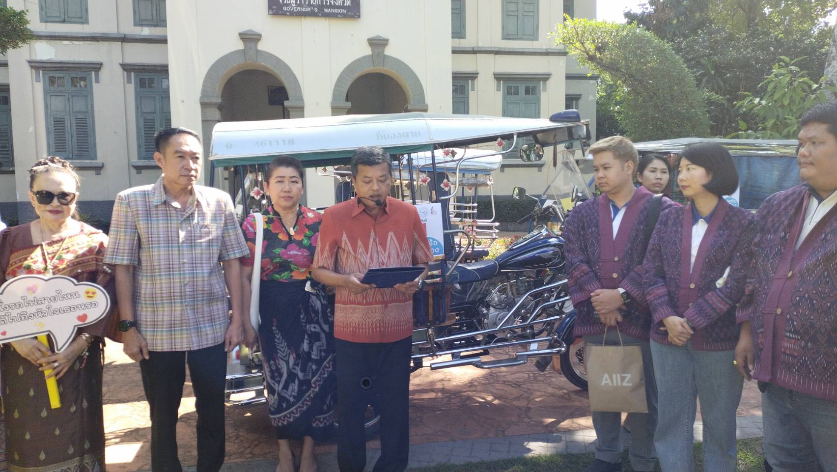 พช.หนองคาย ร่วมพิธีเปิดโครงการกิจกรรมส่งเสริมการท่องเที่ยวจังหวัดหนองคาย “สามล้อชมเมือง”