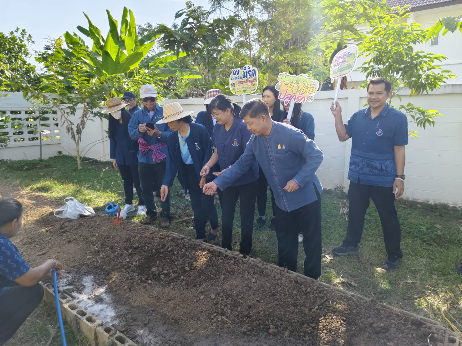 ผู้นำต้องทำก่อน ผู้ว่าฯ หนองคาย ขับเคลื่อนการน้อมนำแนวพระราชดำริของสมเด็จพระกนิษฐาธิราชเจ้า กรมสมเด็จพระเทพรัตนราชสุดาฯ สยามบรมราชกุมารี ปลูกผักสวนครัว เพื่อสร้างความมั่นคงทางอาหาร ประจำปีงบประมาณ พ.ศ. 2567