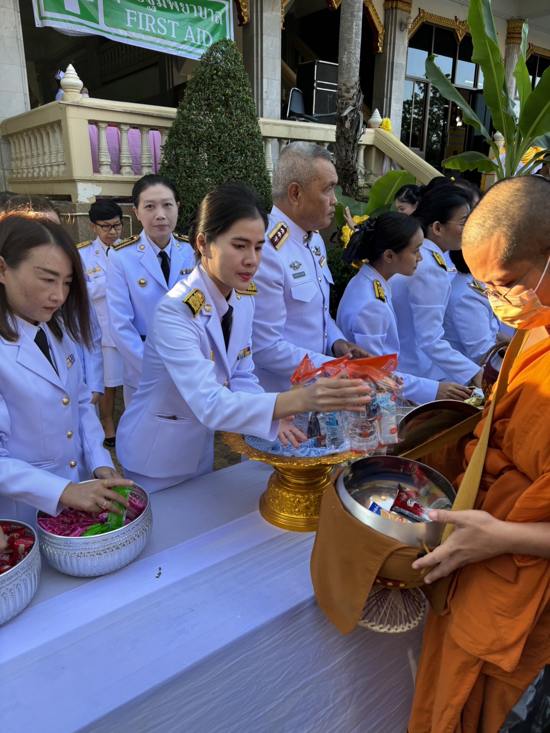 พช.หนองคาย ร่วมพิธีเจริญพระพุทธมนต์และทำบุญตักบาตรเพื่อถวายเป็นพระราชกุศล เนื่องในวันคล้ายวันพระบรมราชสมภพพระบาทสมเด็จพระบรมชนกาธิเบศร มหาภูมิพลอดุลยเดชมหาราช บรมนาถบพิตร วันชาติ และวันพ่อแห่งชาติ 5 ธันวาคม 2566