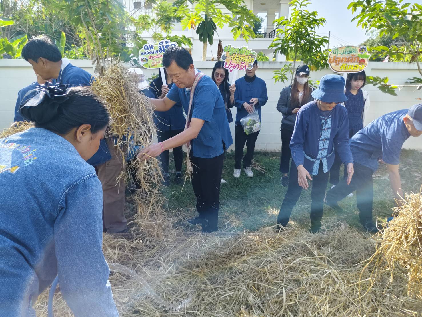 ผู้นำต้องทำก่อน ผู้ว่าฯ หนองคาย ขับเคลื่อนการน้อมนำแนวพระราชดำริของสมเด็จพระกนิษฐาธิราชเจ้า กรมสมเด็จพระเทพรัตนราชสุดาฯ สยามบรมราชกุมารี ปลูกผักสวนครัว เพื่อสร้างความมั่นคงทางอาหาร ประจำปีงบประมาณ พ.ศ. 2567