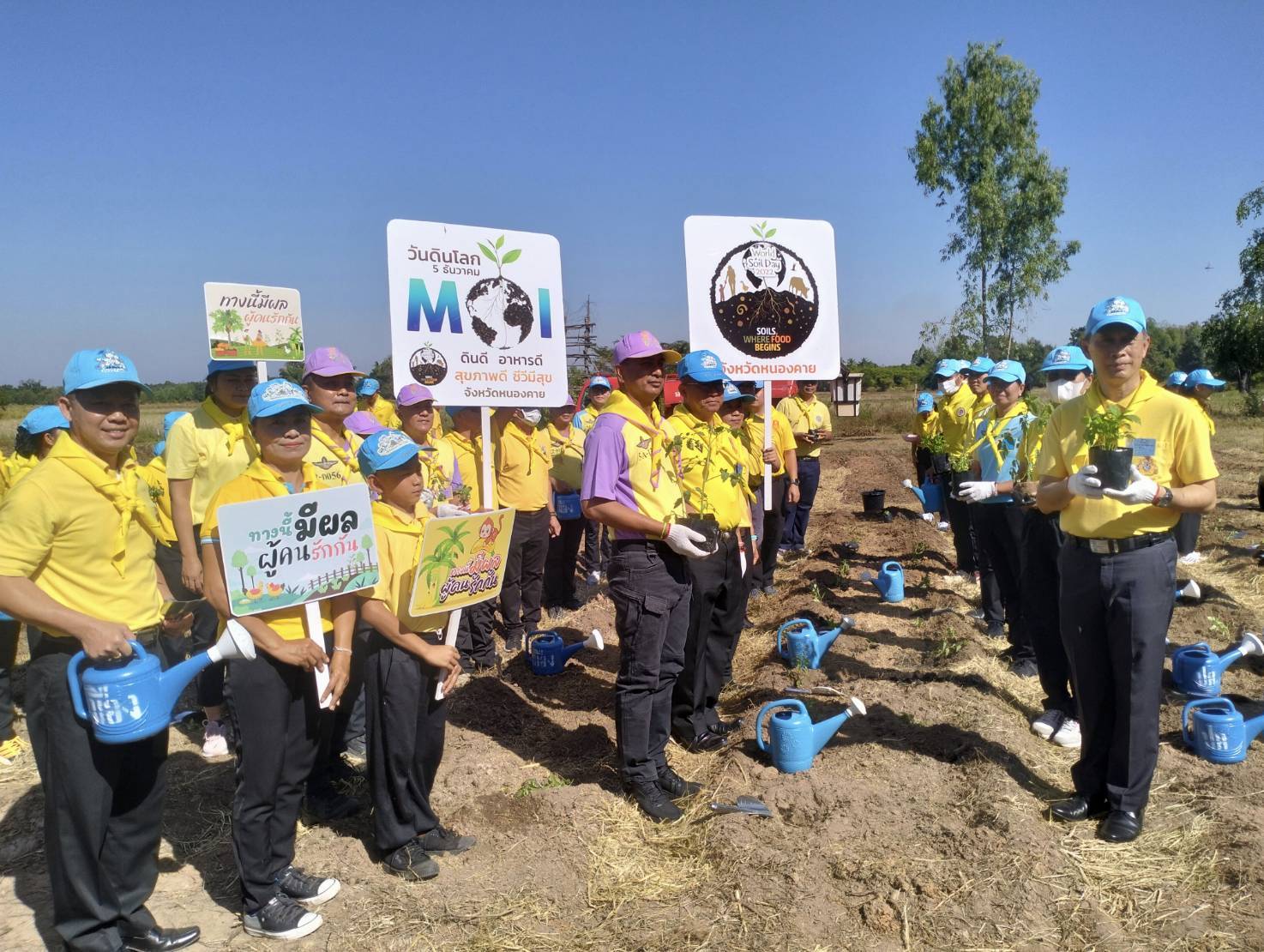 พช.หนองคาย ร่วมกิจกรรมจิตอาสาพัฒนา เนื่องในวันคล้ายวันพระบรมราชสมภพพระบาทสมเด็จพระบรมชนกาธิเบศร มหาภูมิพลอดุลยเดชมหาราช บรมนาถบพิตร วันชาติ วันพ่อแห่งชาติ และวันดินโลก 5 ธันวาคม 2566