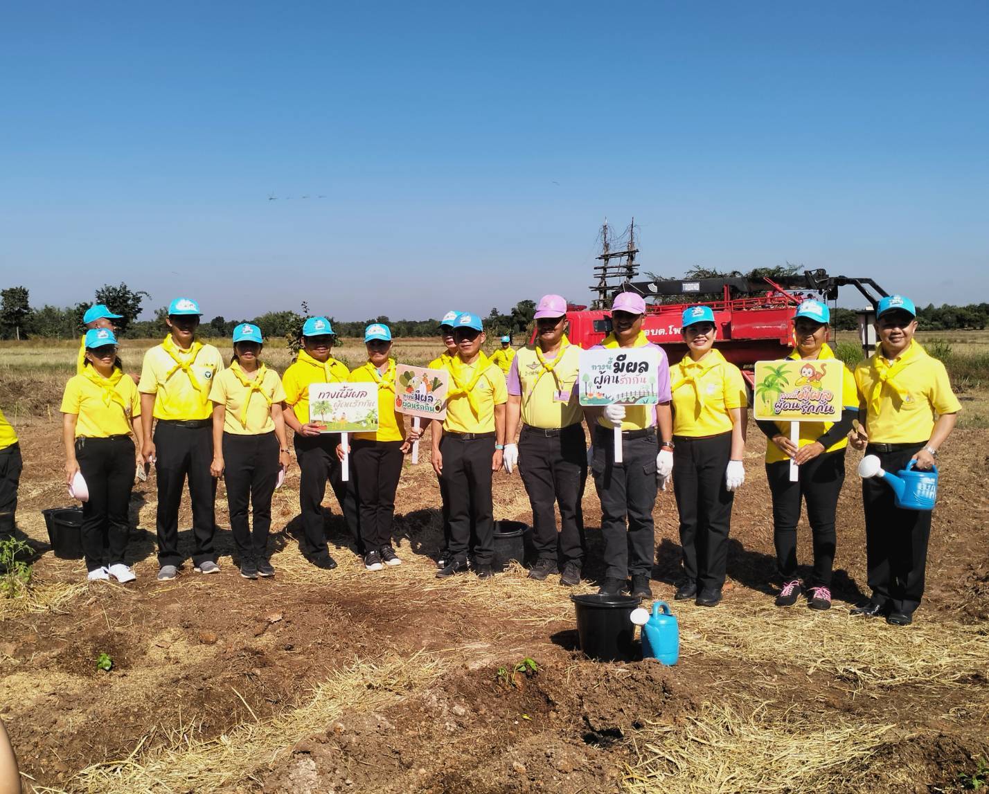 พช.หนองคาย ร่วมกิจกรรมจิตอาสาพัฒนา เนื่องในวันคล้ายวันพระบรมราชสมภพพระบาทสมเด็จพระบรมชนกาธิเบศร มหาภูมิพลอดุลยเดชมหาราช บรมนาถบพิตร วันชาติ วันพ่อแห่งชาติ และวันดินโลก 5 ธันวาคม 2566