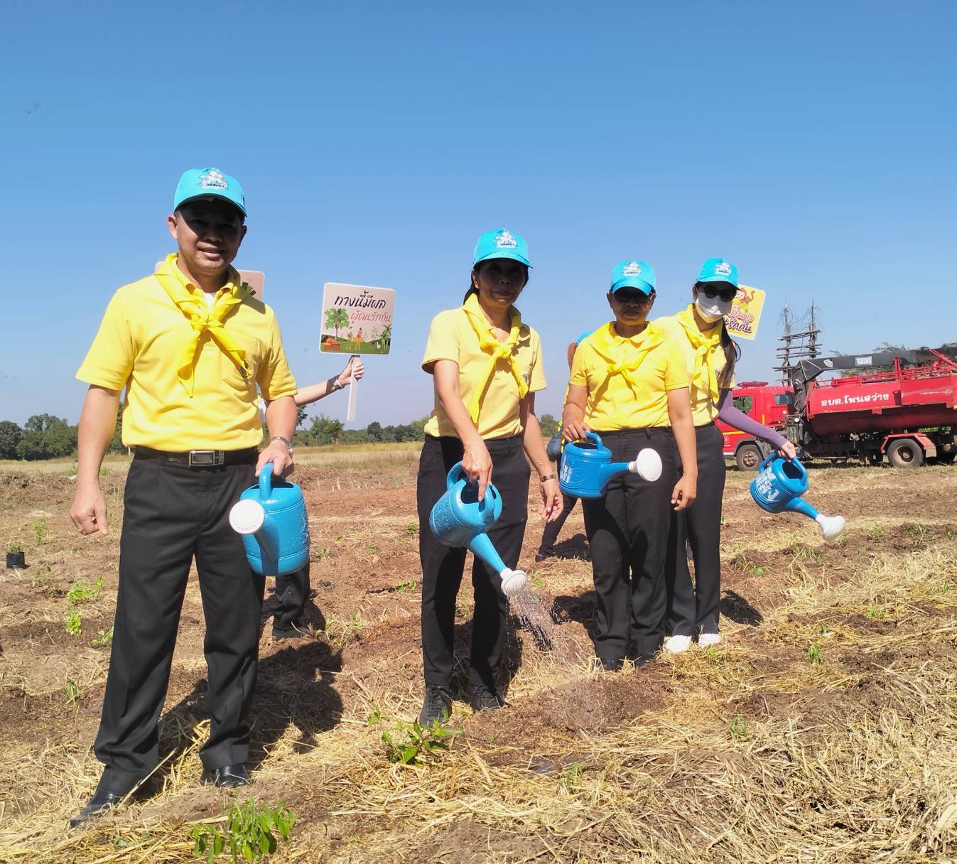 พช.หนองคาย ร่วมกิจกรรมจิตอาสาพัฒนา เนื่องในวันคล้ายวันพระบรมราชสมภพพระบาทสมเด็จพระบรมชนกาธิเบศร มหาภูมิพลอดุลยเดชมหาราช บรมนาถบพิตร วันชาติ วันพ่อแห่งชาติ และวันดินโลก 5 ธันวาคม 2566