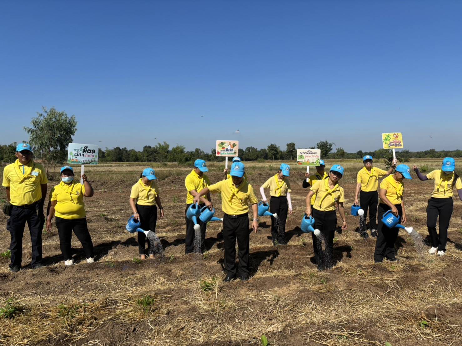 พช.หนองคาย ร่วมกิจกรรมจิตอาสาพัฒนา เนื่องในวันคล้ายวันพระบรมราชสมภพพระบาทสมเด็จพระบรมชนกาธิเบศร มหาภูมิพลอดุลยเดชมหาราช บรมนาถบพิตร วันชาติ วันพ่อแห่งชาติ และวันดินโลก 5 ธันวาคม 2566