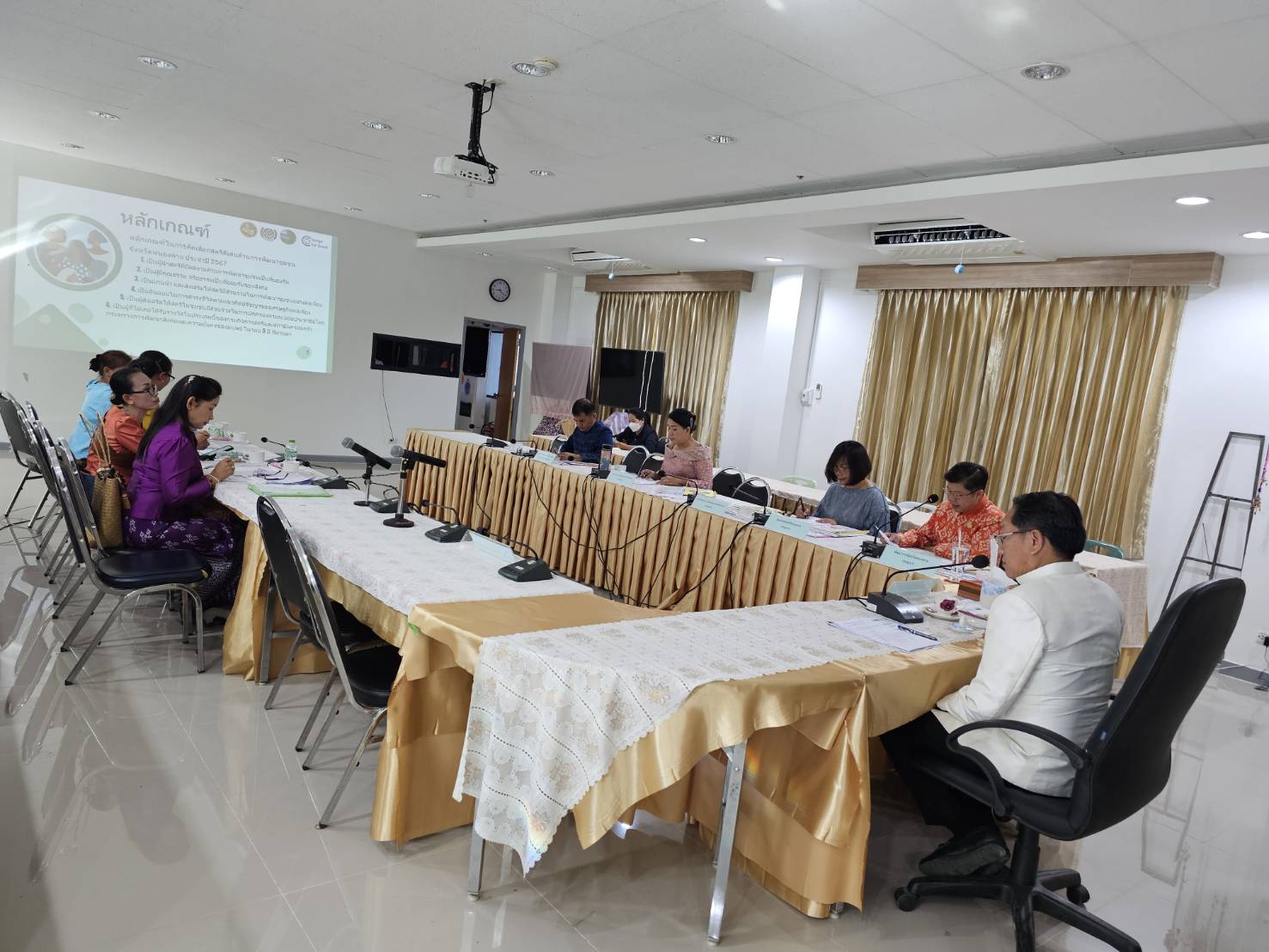 จังหวัดหนองคาย ดำเนินการประชุมพิจารณาคัดเลือกสตรีดีเด่นด้านการพัฒนาชุมชน จังหวัดหนองคาย ประจำปี 2567