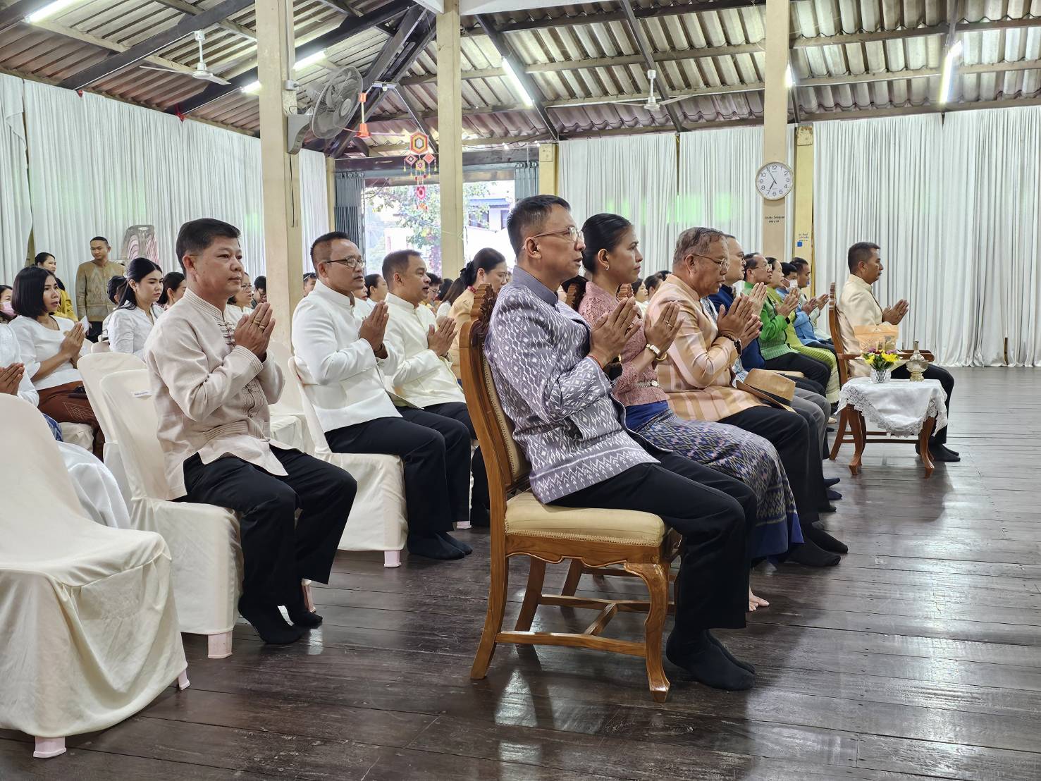 พช หนองคาย ร่วมกิจกรรม “นุ่งผ้าไทย ใส่บาตรริมโขง” เนื่องในโอกาสฉลองพระชนมายุ 8 รอบ สมเด็จพระอริยวงศาคตญาณ สมเด็จพระสังฆราช สกลมหาสังฆปริณายก