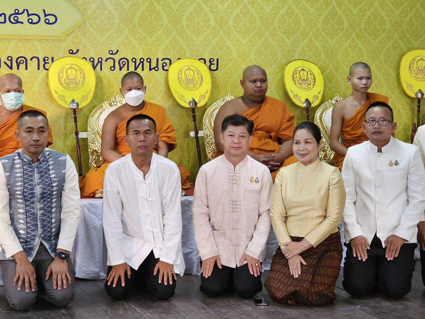 พช หนองคาย ร่วมกิจกรรม “นุ่งผ้าไทย ใส่บาตรริมโขง” เนื่องในโอกาสฉลองพระชนมายุ 8 รอบ สมเด็จพระอริยวงศาคตญาณ สมเด็จพระสังฆราช สกลมหาสังฆปริณายก