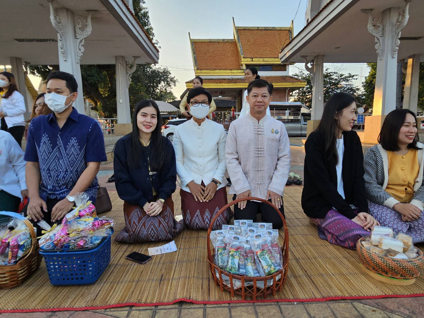 พช หนองคาย ร่วมกิจกรรม “นุ่งผ้าไทย ใส่บาตรริมโขง” เนื่องในโอกาสฉลองพระชนมายุ 8 รอบ สมเด็จพระอริยวงศาคตญาณ สมเด็จพระสังฆราช สกลมหาสังฆปริณายก