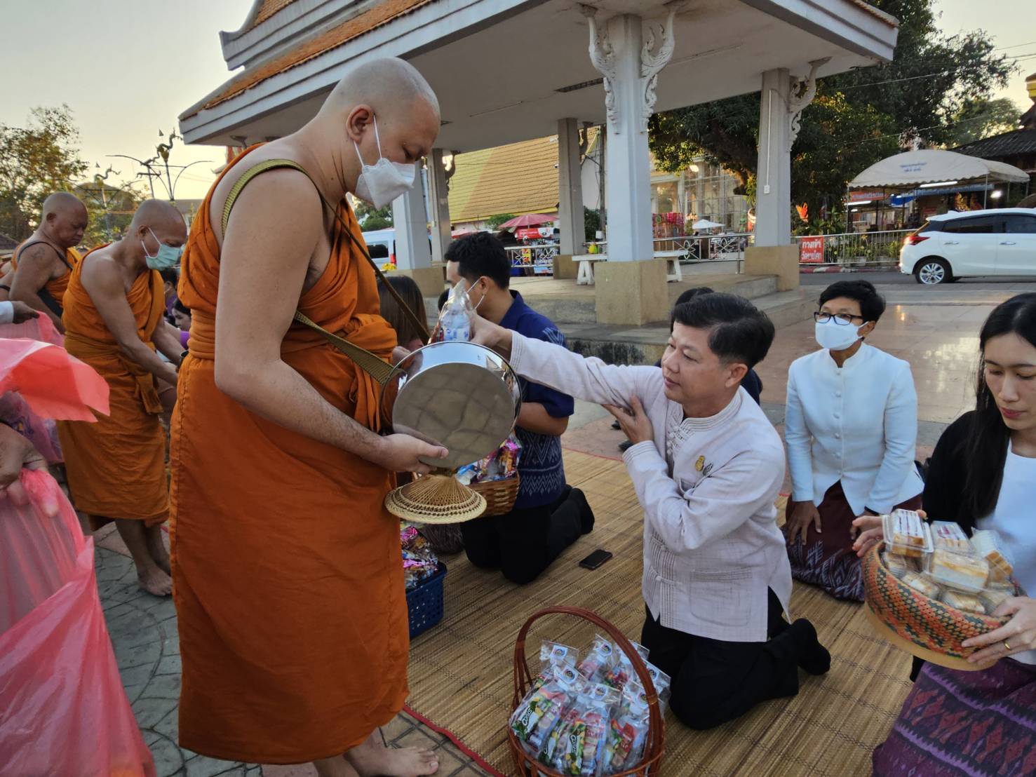 พช หนองคาย ร่วมกิจกรรม “นุ่งผ้าไทย ใส่บาตรริมโขง” เนื่องในโอกาสฉลองพระชนมายุ 8 รอบ สมเด็จพระอริยวงศาคตญาณ สมเด็จพระสังฆราช สกลมหาสังฆปริณายก