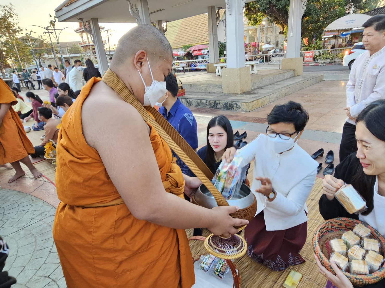 พช หนองคาย ร่วมกิจกรรม “นุ่งผ้าไทย ใส่บาตรริมโขง” เนื่องในโอกาสฉลองพระชนมายุ 8 รอบ สมเด็จพระอริยวงศาคตญาณ สมเด็จพระสังฆราช สกลมหาสังฆปริณายก