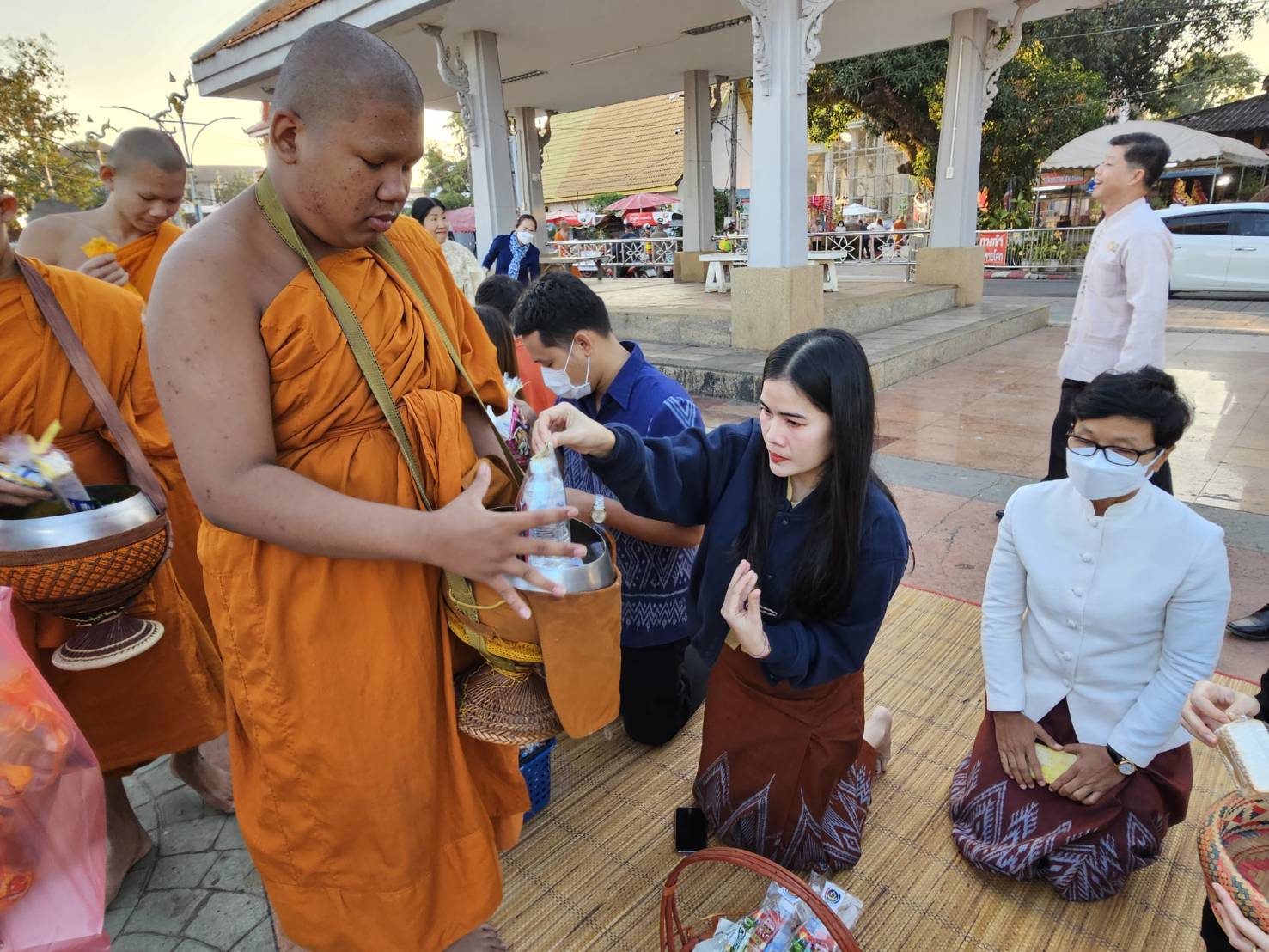 พช หนองคาย ร่วมกิจกรรม “นุ่งผ้าไทย ใส่บาตรริมโขง” เนื่องในโอกาสฉลองพระชนมายุ 8 รอบ สมเด็จพระอริยวงศาคตญาณ สมเด็จพระสังฆราช สกลมหาสังฆปริณายก