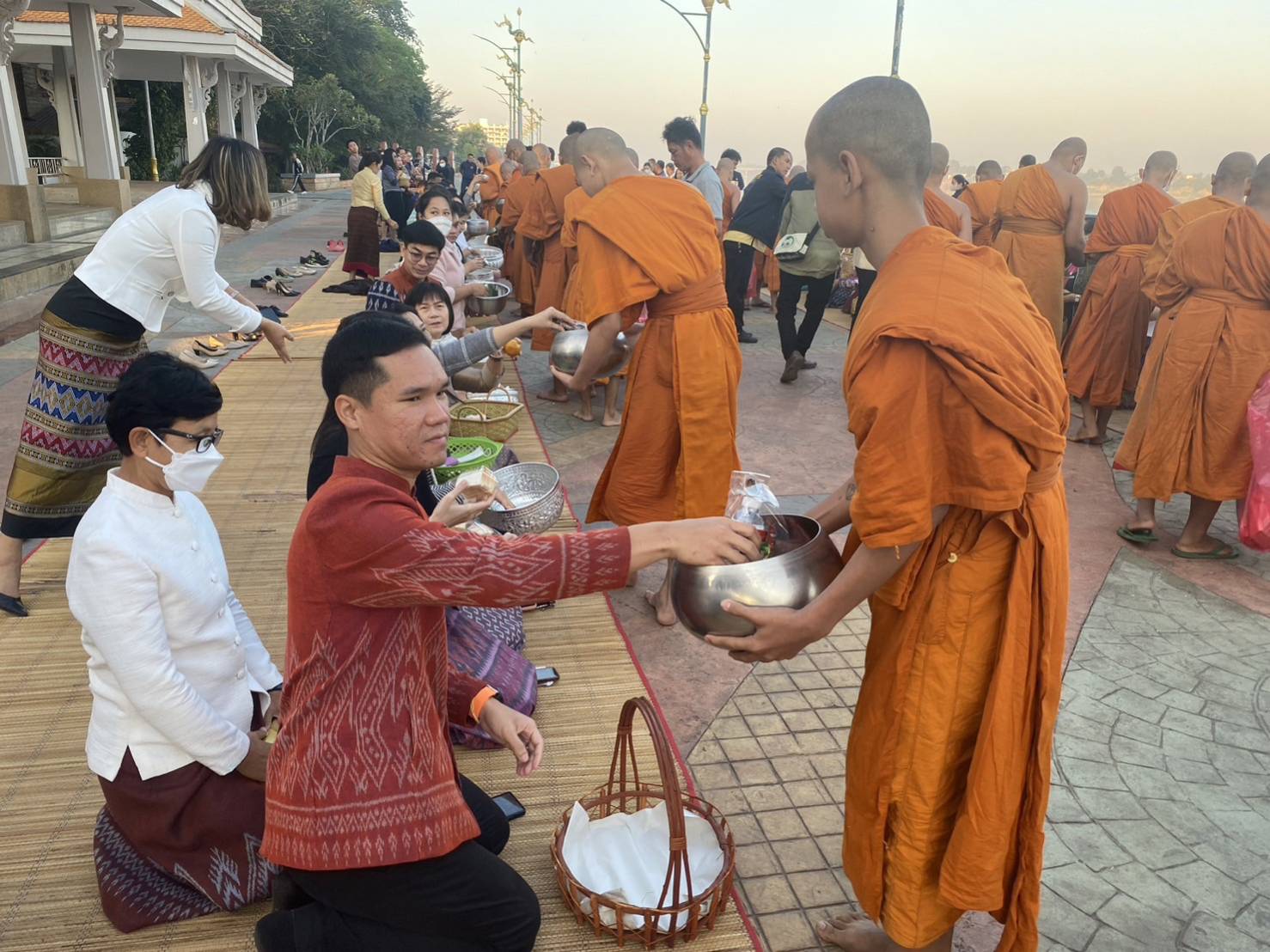 พช หนองคาย ร่วมกิจกรรม “นุ่งผ้าไทย ใส่บาตรริมโขง” เนื่องในโอกาสฉลองพระชนมายุ 8 รอบ สมเด็จพระอริยวงศาคตญาณ สมเด็จพระสังฆราช สกลมหาสังฆปริณายก
