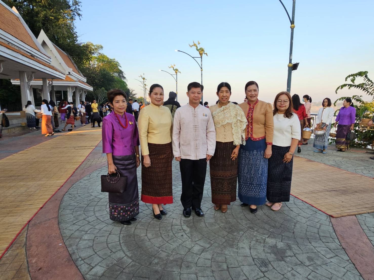 พช หนองคาย ร่วมกิจกรรม “นุ่งผ้าไทย ใส่บาตรริมโขง” เนื่องในโอกาสฉลองพระชนมายุ 8 รอบ สมเด็จพระอริยวงศาคตญาณ สมเด็จพระสังฆราช สกลมหาสังฆปริณายก