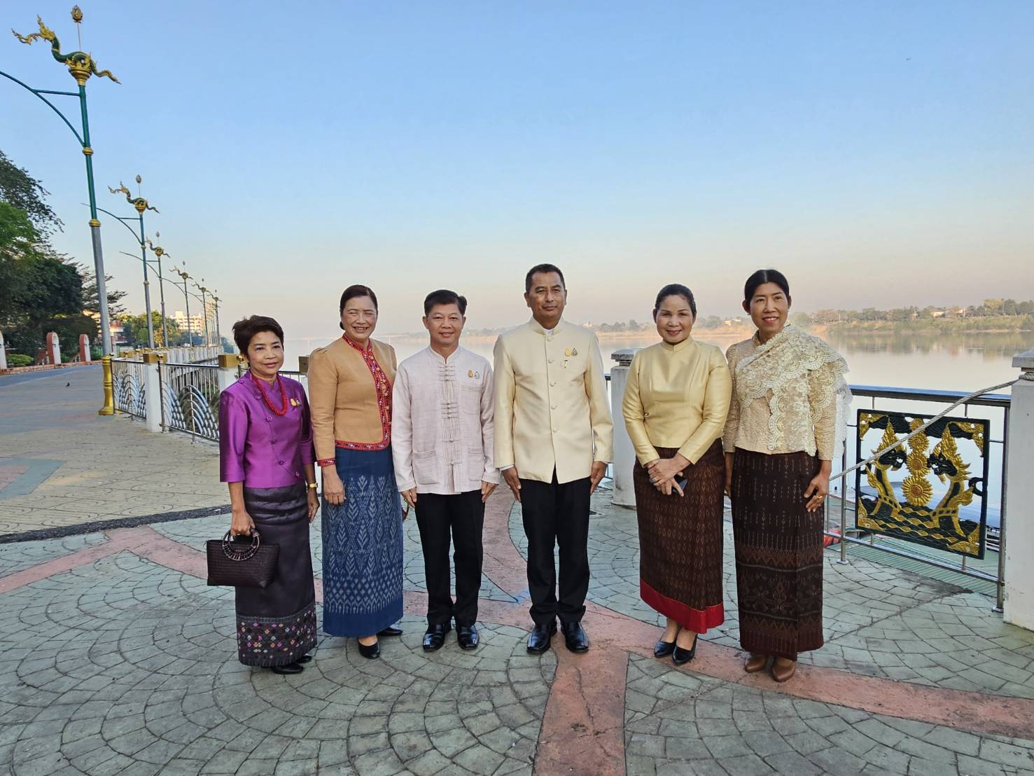 พช หนองคาย ร่วมกิจกรรม “นุ่งผ้าไทย ใส่บาตรริมโขง” เนื่องในโอกาสฉลองพระชนมายุ 8 รอบ สมเด็จพระอริยวงศาคตญาณ สมเด็จพระสังฆราช สกลมหาสังฆปริณายก