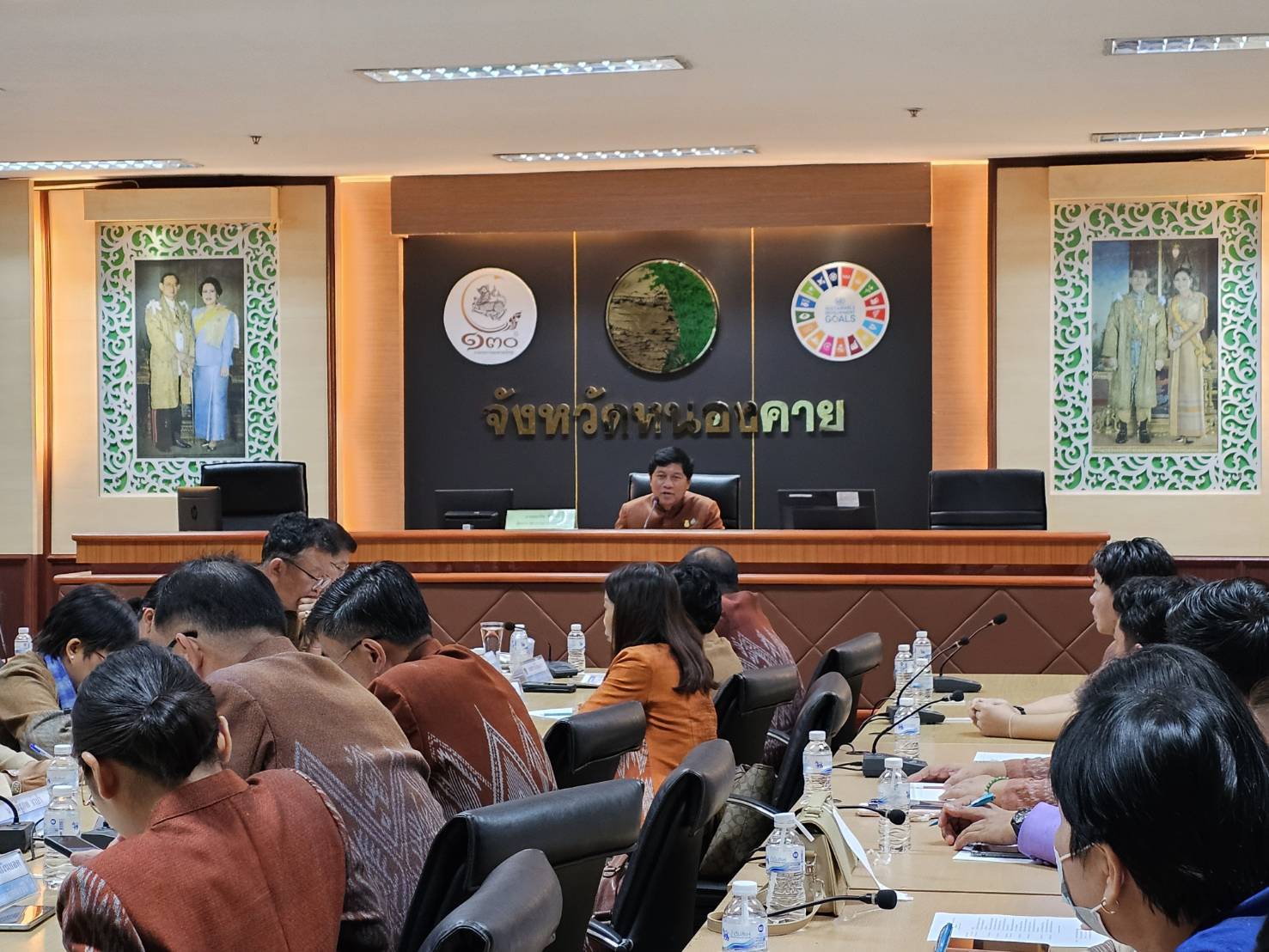 รองผู้ว่าฯ หนองคาย พร้อมด้วยผู้ตรวจราชการกรมฯ มอบนโยบายและแนวทางการขับเคลื่อนงานพัฒนาชุมชน จังหวัดหนองคาย ประจำปี 2567