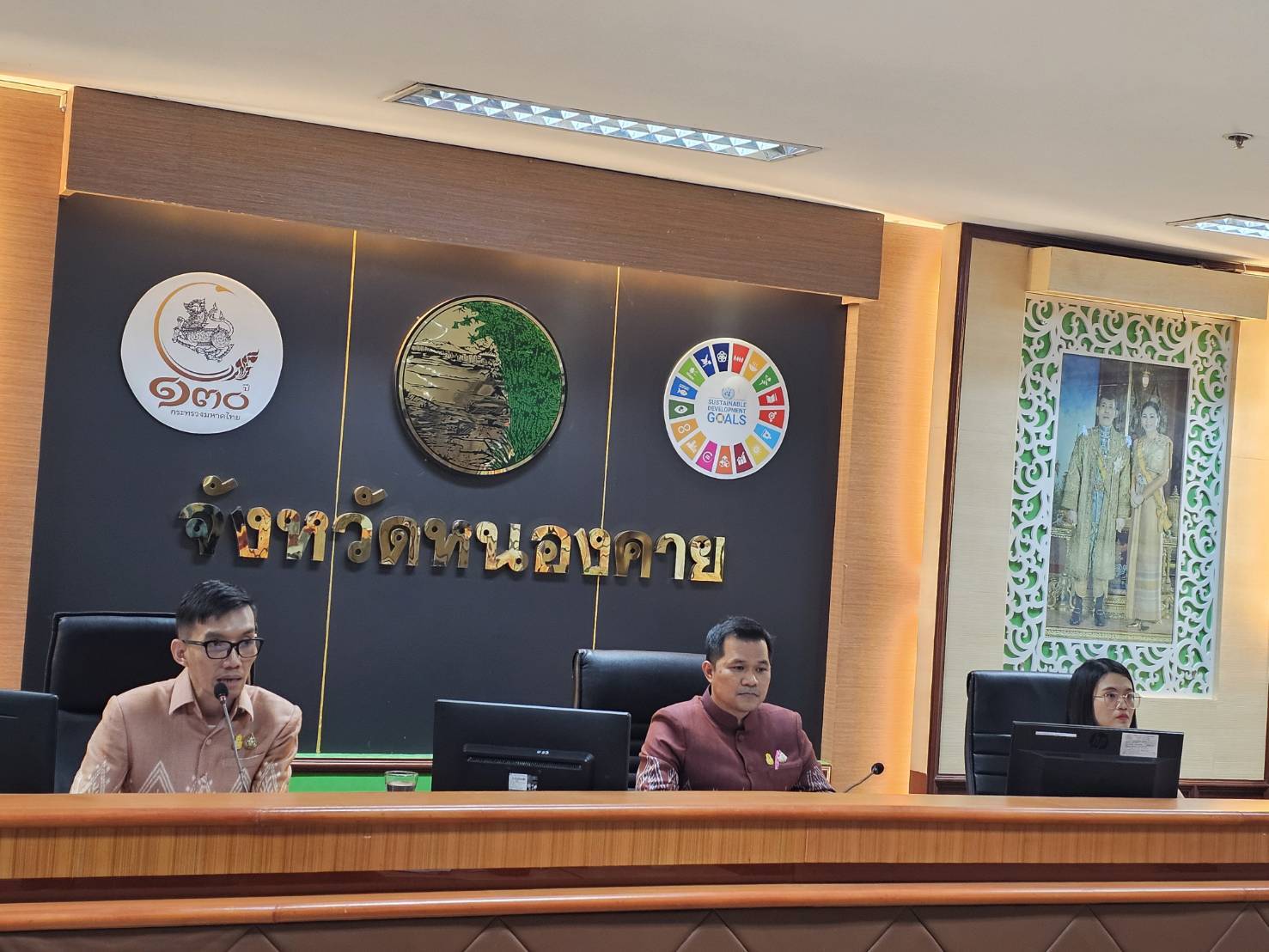 รองผู้ว่าฯ หนองคาย พร้อมด้วยผู้ตรวจราชการกรมฯ มอบนโยบายและแนวทางการขับเคลื่อนงานพัฒนาชุมชน จังหวัดหนองคาย ประจำปี 2567