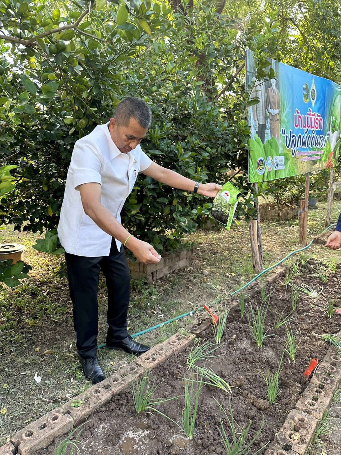 ผู้นำต้องทำก่อน ผู้ว่าฯ หนองคาย ขับเคลื่อนการน้อมนำแนวพระราชดำริของสมเด็จพระกนิษฐาธิราชเจ้า กรมสมเด็จพระเทพรัตนราชสุดาฯ สยามบรมราชกุมารี ปลูกผักสวนครัว เพื่อสร้างความมั่นคงทางอาหาร ประจำปีงบประมาณ พ.ศ. 2567