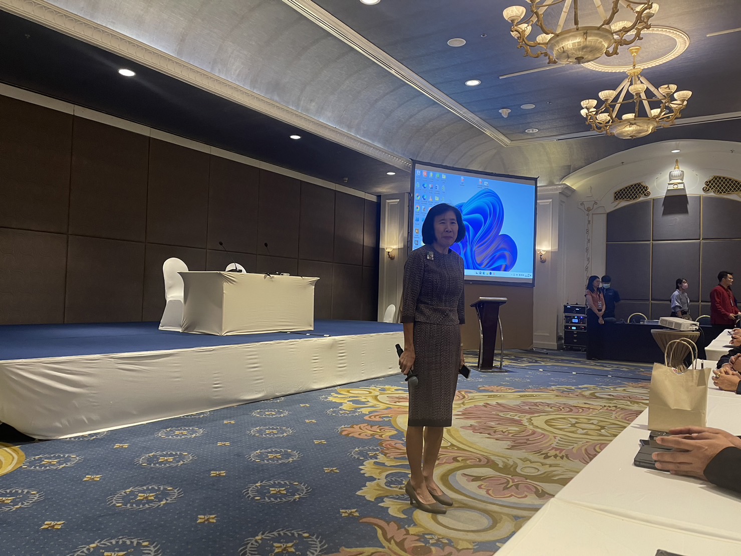 พช.หนองคาย ร่วมการประชุมมอบนโยบายความร่วมมือระหว่างสำนักงานพัฒนาชุมชนจังหวัด และสำนักงานพาณิชย์จังหวัด ในการคัดเลือกผู้ประกอบการ SMEs และ OTOP เพื่อส่งเสริมและสนับสนุนสู่ตลาดสากล