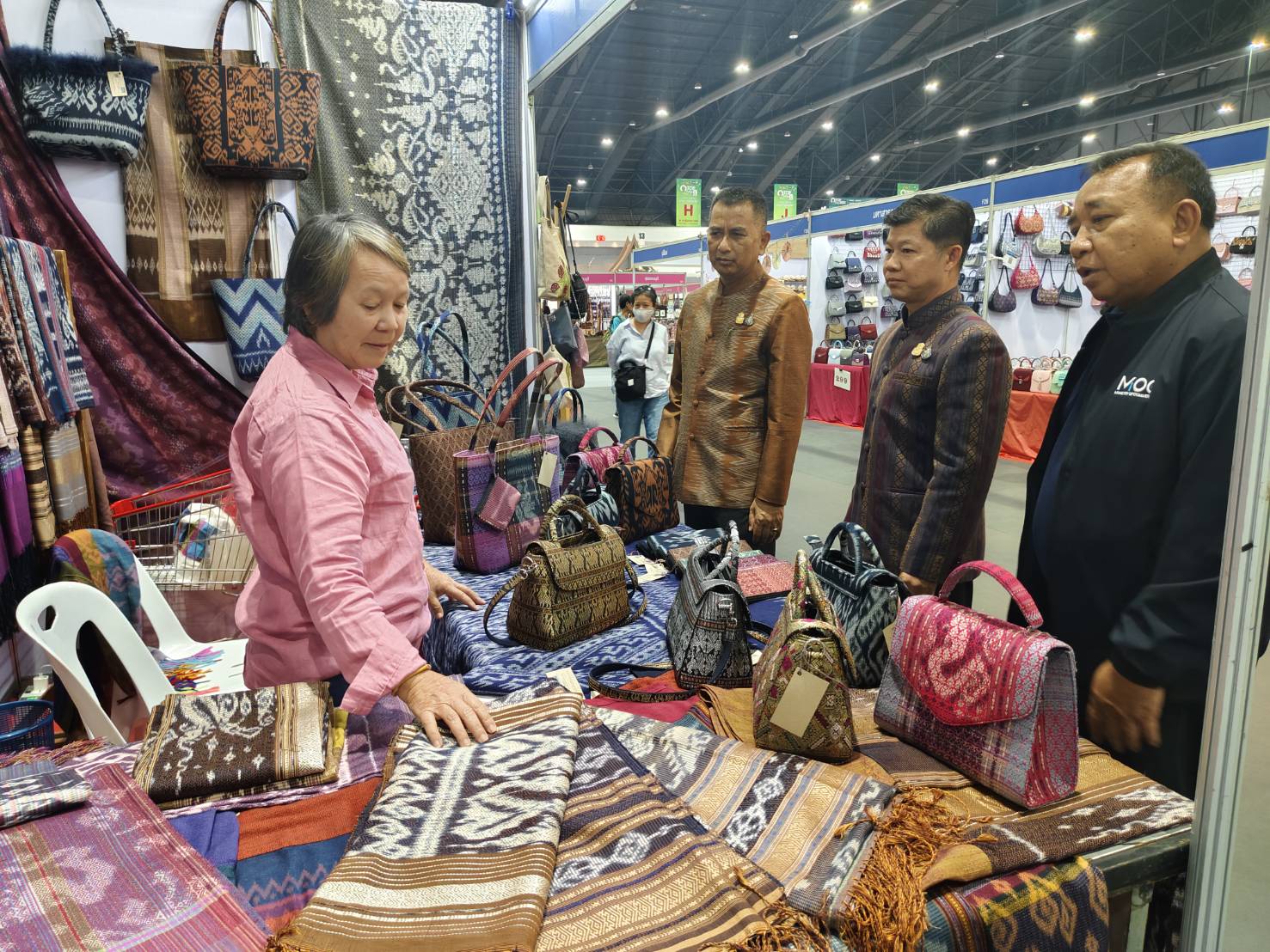 จังหวัดหนองคาย ร่วมพิธีเปิดงาน OTOP City 2023 “ช้อปสนุก…ส่งสุขท้ายปีสินค้าดีจากภูมิปัญญาไทย” พบกับการคัดสรรสุดยอดหนึ่งตำบล หนึ่งผลิตภัณฑ์ หนุนผลิตภัณฑ์จากภูมิปัญญาไทยสู่สากล ตามกระแสThai Soft Power ช้อปสินค้าสุดล้ำค่า เป็นของขวัญของฝากที่ดีที่สุดจากน้ำมือคนไทย ตั้งแต่16-24 ธันวาคม 2566 นี้ ณ ศูนย์แสดงสินค้าและการประชุมอิมแพ็ค เมืองทองธานี