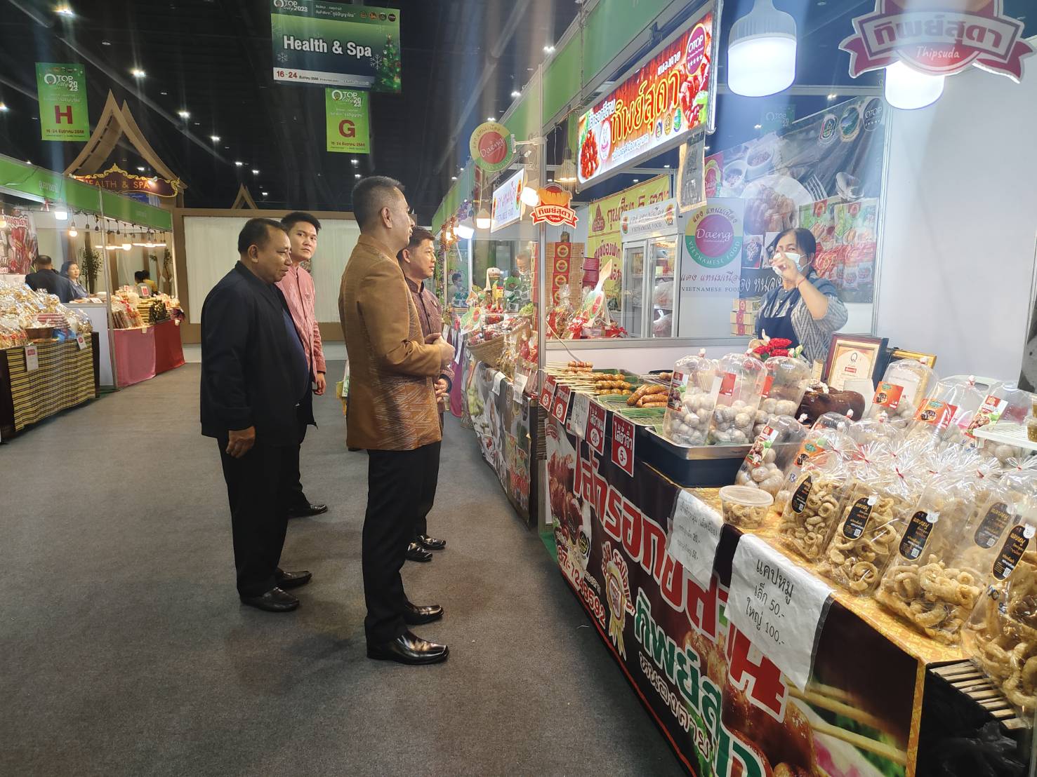 จังหวัดหนองคาย ร่วมพิธีเปิดงาน OTOP City 2023 “ช้อปสนุก…ส่งสุขท้ายปีสินค้าดีจากภูมิปัญญาไทย” พบกับการคัดสรรสุดยอดหนึ่งตำบล หนึ่งผลิตภัณฑ์ หนุนผลิตภัณฑ์จากภูมิปัญญาไทยสู่สากล ตามกระแสThai Soft Power ช้อปสินค้าสุดล้ำค่า เป็นของขวัญของฝากที่ดีที่สุดจากน้ำมือคนไทย ตั้งแต่16-24 ธันวาคม 2566 นี้ ณ ศูนย์แสดงสินค้าและการประชุมอิมแพ็ค เมืองทองธานี