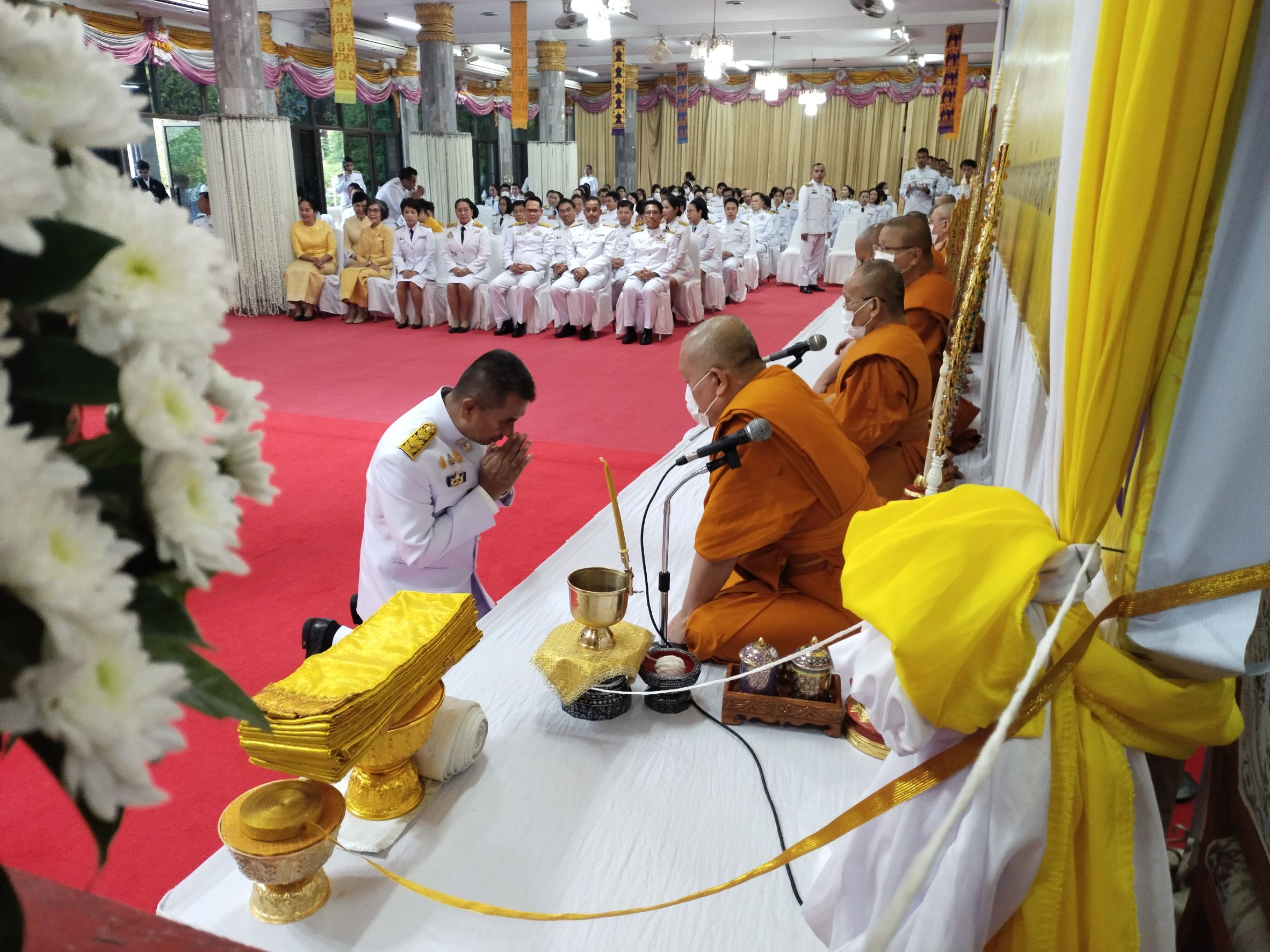 พช.หนองคาย ร่วมพิธีเจริญพระพุทธมนต์และทำบุญตักบาตรเพื่อถวายเป็นพระราชกุศล เนื่องในวันคล้ายวันพระบรมราชสมภพพระบาทสมเด็จพระบรมชนกาธิเบศร มหาภูมิพลอดุลยเดชมหาราช บรมนาถบพิตร วันชาติ และวันพ่อแห่งชาติ 5 ธันวาคม 2566