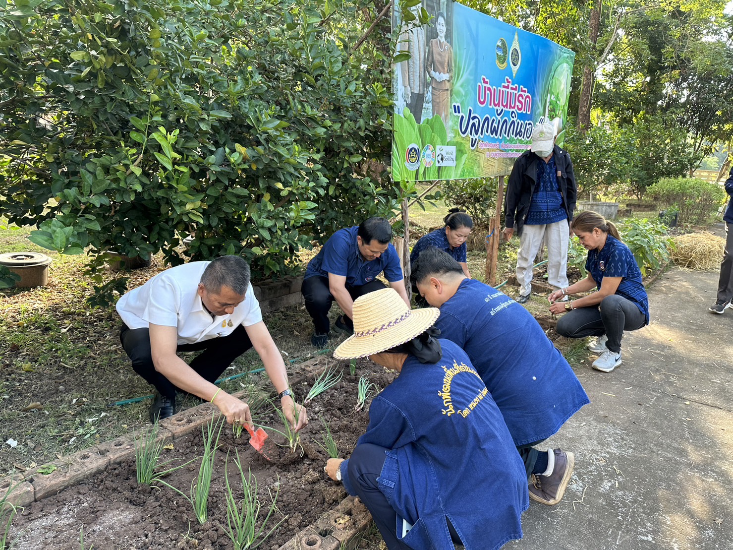 ผู้นำต้องทำก่อน ผู้ว่าฯ หนองคาย ขับเคลื่อนการน้อมนำแนวพระราชดำริของสมเด็จพระกนิษฐาธิราชเจ้า กรมสมเด็จพระเทพรัตนราชสุดาฯ สยามบรมราชกุมารี ปลูกผักสวนครัว เพื่อสร้างความมั่นคงทางอาหาร ประจำปีงบประมาณ พ.ศ. 2567