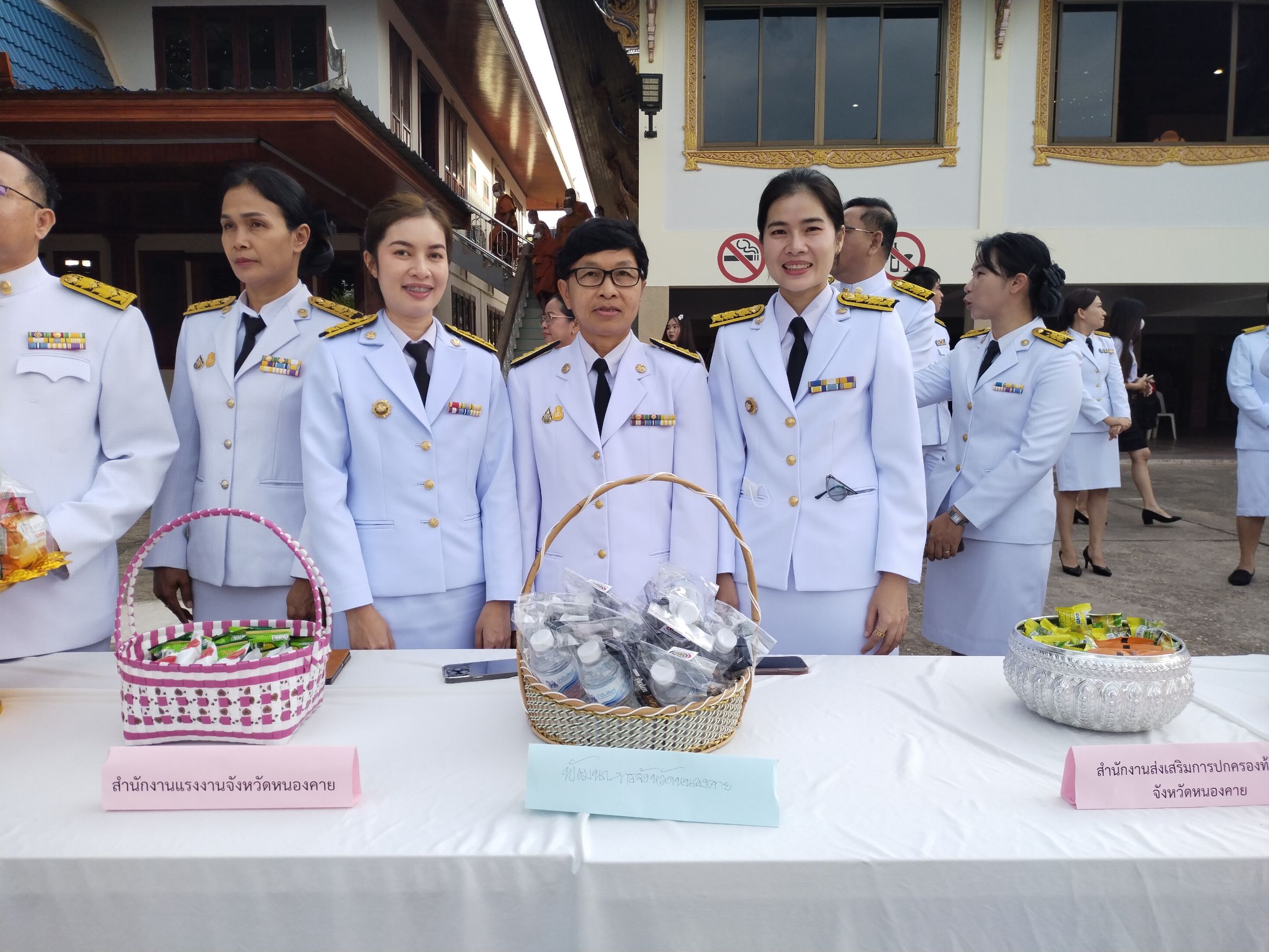 พช.หนองคาย ร่วมพิธีเจริญพระพุทธมนต์และทำบุญตักบาตรเพื่อถวายเป็นพระราชกุศล เนื่องในวันคล้ายวันพระบรมราชสมภพพระบาทสมเด็จพระบรมชนกาธิเบศร มหาภูมิพลอดุลยเดชมหาราช บรมนาถบพิตร วันชาติ และวันพ่อแห่งชาติ 5 ธันวาคม 2566