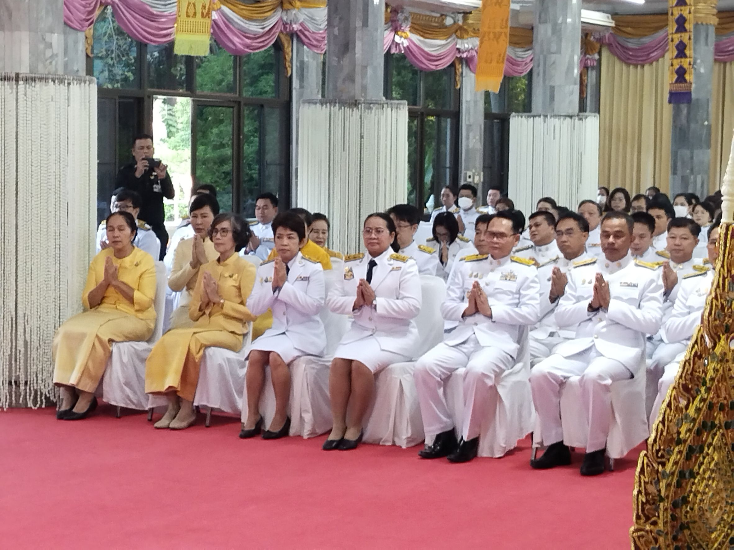 พช.หนองคาย ร่วมพิธีเจริญพระพุทธมนต์และทำบุญตักบาตรเพื่อถวายเป็นพระราชกุศล เนื่องในวันคล้ายวันพระบรมราชสมภพพระบาทสมเด็จพระบรมชนกาธิเบศร มหาภูมิพลอดุลยเดชมหาราช บรมนาถบพิตร วันชาติ และวันพ่อแห่งชาติ 5 ธันวาคม 2566