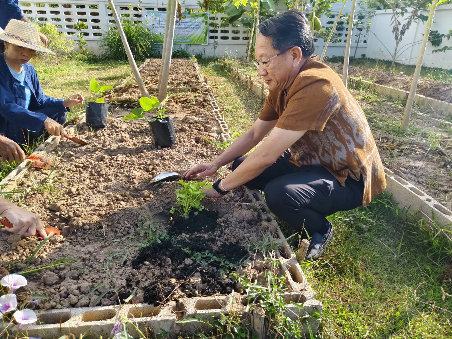 ผู้นำต้องทำก่อน ผู้ว่าฯ หนองคาย ขับเคลื่อนการน้อมนำแนวพระราชดำริของสมเด็จพระกนิษฐาธิราชเจ้า กรมสมเด็จพระเทพรัตนราชสุดาฯ สยามบรมราชกุมารี ปลูกผักสวนครัว เพื่อสร้างความมั่นคงทางอาหาร ประจำปีงบประมาณ พ.ศ. 2567