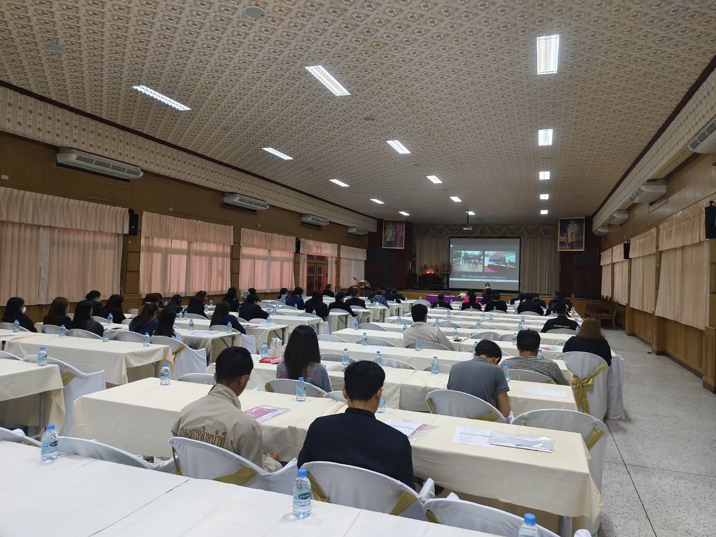 พช.หนองคาย ร่วมเป็นวิทยากรโครงการฝึกอบรมสัมมนาและศึกษาดูงาน “เพื่อเพิ่มศักยภาพการบริหารจัดการกิจการสาธารณะ และการเรียนรู้ปรัชญาของเศรษฐกิจพอเพียง” ณ องค์การบริหารส่วนจังหวัดหนองคาย พร้อมแนะนำแอป Click ชุมชน