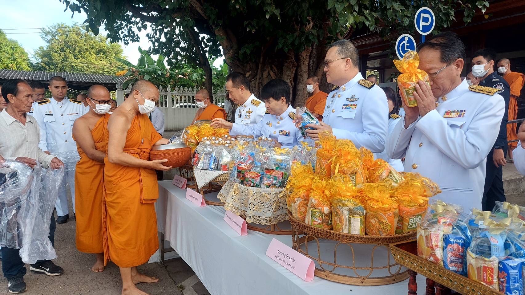 พช.หนองคาย ร่วมพิธีเจริญพระพุทธมนต์และทำบุญตักบาตรเพื่อถวายเป็นพระราชกุศล เนื่องในวันคล้ายวันพระบรมราชสมภพพระบาทสมเด็จพระบรมชนกาธิเบศร มหาภูมิพลอดุลยเดชมหาราช บรมนาถบพิตร วันชาติ และวันพ่อแห่งชาติ 5 ธันวาคม 2566