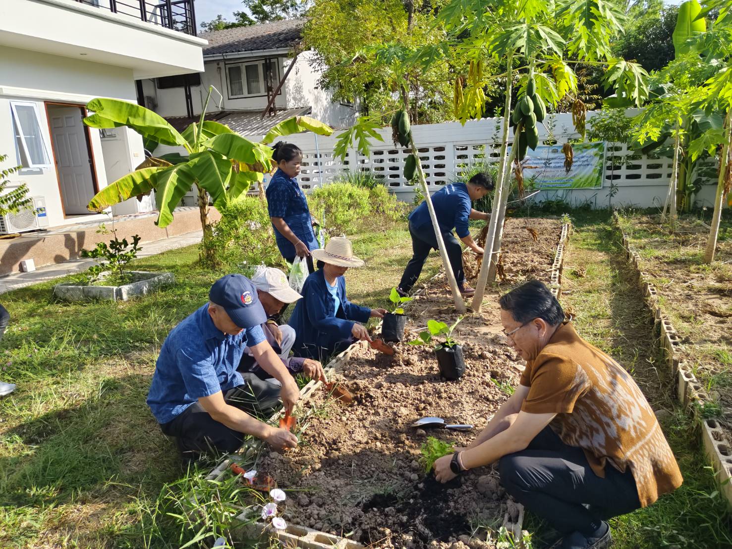 ผู้นำต้องทำก่อน ผู้ว่าฯ หนองคาย ขับเคลื่อนการน้อมนำแนวพระราชดำริของสมเด็จพระกนิษฐาธิราชเจ้า กรมสมเด็จพระเทพรัตนราชสุดาฯ สยามบรมราชกุมารี ปลูกผักสวนครัว เพื่อสร้างความมั่นคงทางอาหาร ประจำปีงบประมาณ พ.ศ. 2567