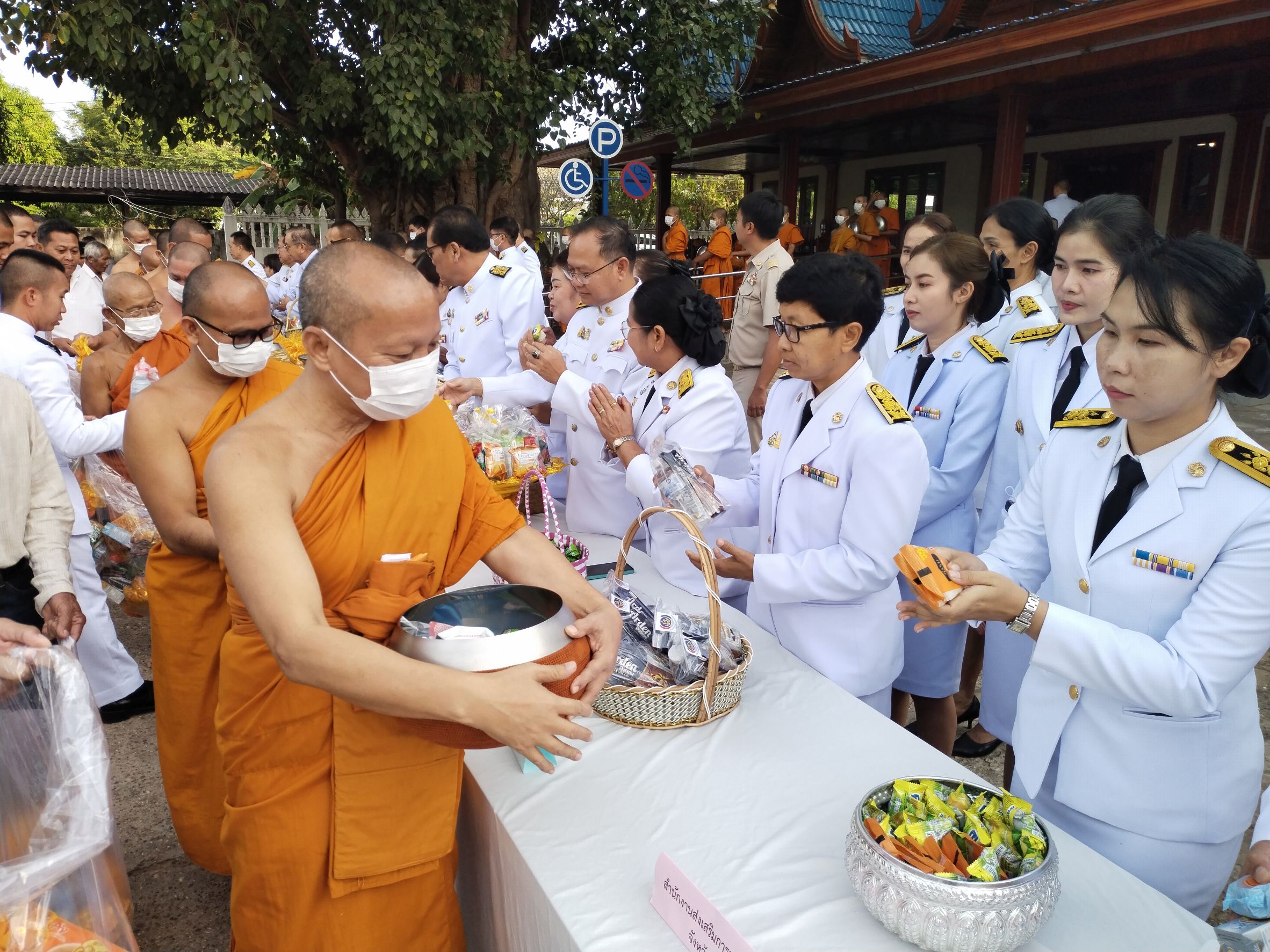 พช.หนองคาย ร่วมพิธีเจริญพระพุทธมนต์และทำบุญตักบาตรเพื่อถวายเป็นพระราชกุศล เนื่องในวันคล้ายวันพระบรมราชสมภพพระบาทสมเด็จพระบรมชนกาธิเบศร มหาภูมิพลอดุลยเดชมหาราช บรมนาถบพิตร วันชาติ และวันพ่อแห่งชาติ 5 ธันวาคม 2566