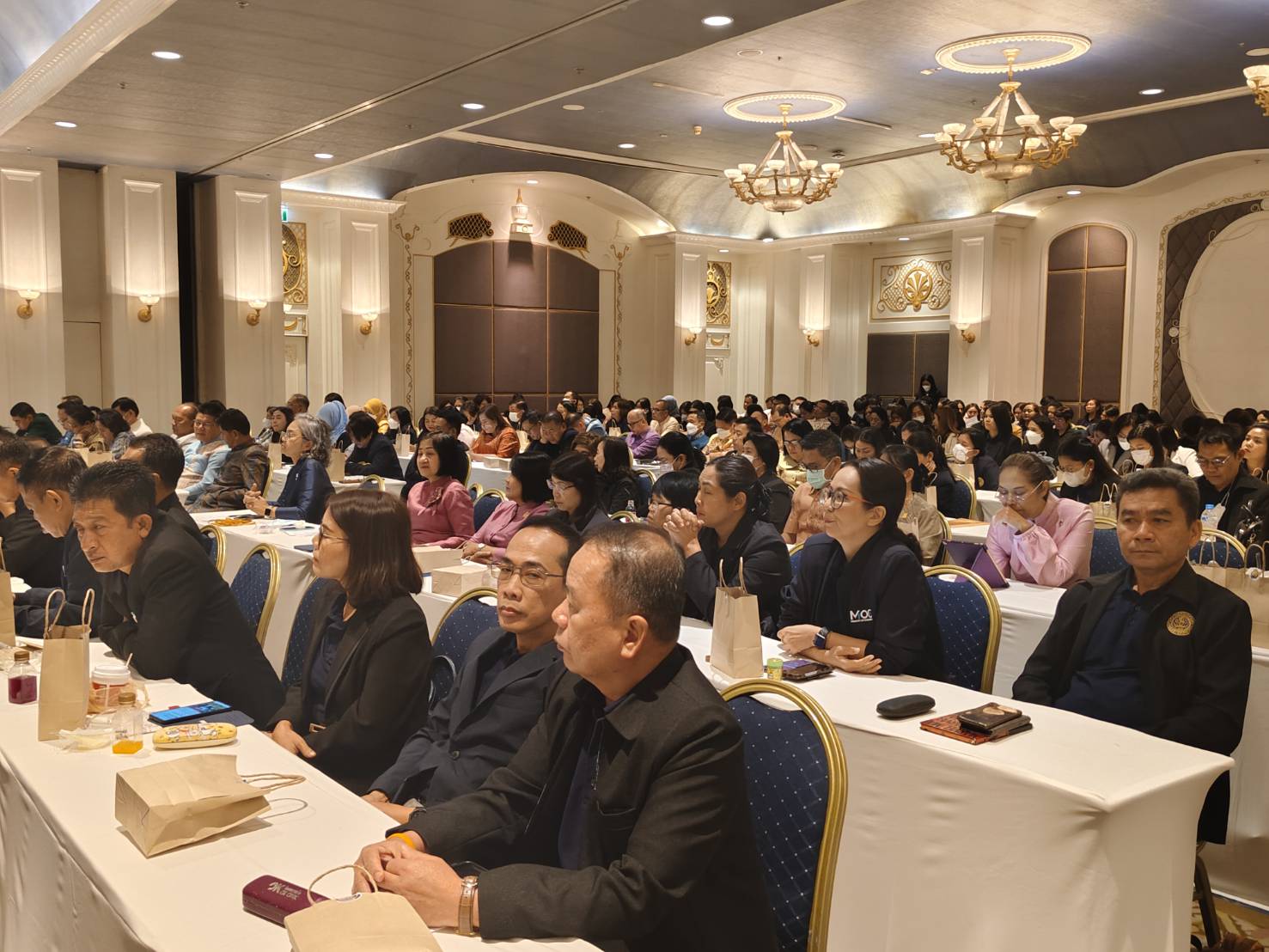 พช.หนองคาย ร่วมการประชุมมอบนโยบายความร่วมมือระหว่างสำนักงานพัฒนาชุมชนจังหวัด และสำนักงานพาณิชย์จังหวัด ในการคัดเลือกผู้ประกอบการ SMEs และ OTOP เพื่อส่งเสริมและสนับสนุนสู่ตลาดสากล