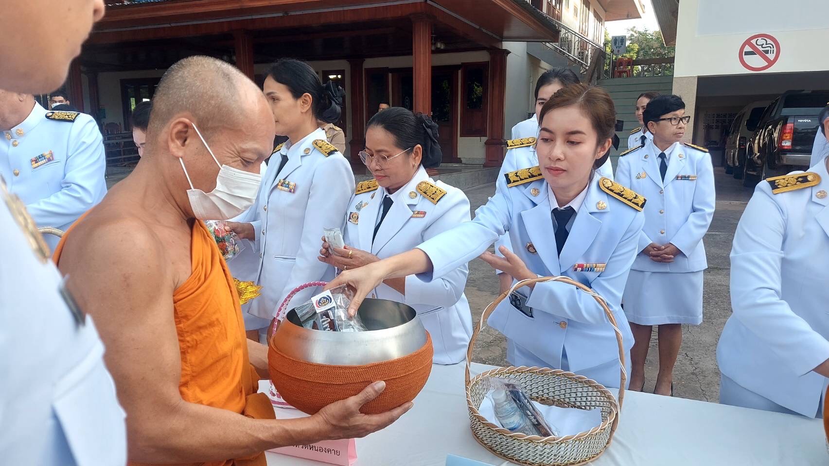 พช.หนองคาย ร่วมพิธีเจริญพระพุทธมนต์และทำบุญตักบาตรเพื่อถวายเป็นพระราชกุศล เนื่องในวันคล้ายวันพระบรมราชสมภพพระบาทสมเด็จพระบรมชนกาธิเบศร มหาภูมิพลอดุลยเดชมหาราช บรมนาถบพิตร วันชาติ และวันพ่อแห่งชาติ 5 ธันวาคม 2566
