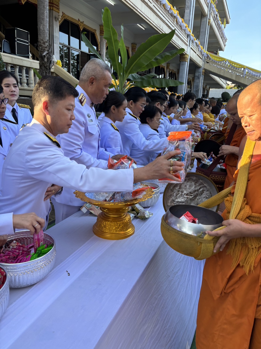 พช.หนองคาย ร่วมพิธีเจริญพระพุทธมนต์และทำบุญตักบาตรเพื่อถวายเป็นพระราชกุศล เนื่องในวันคล้ายวันพระบรมราชสมภพพระบาทสมเด็จพระบรมชนกาธิเบศร มหาภูมิพลอดุลยเดชมหาราช บรมนาถบพิตร วันชาติ และวันพ่อแห่งชาติ 5 ธันวาคม 2566