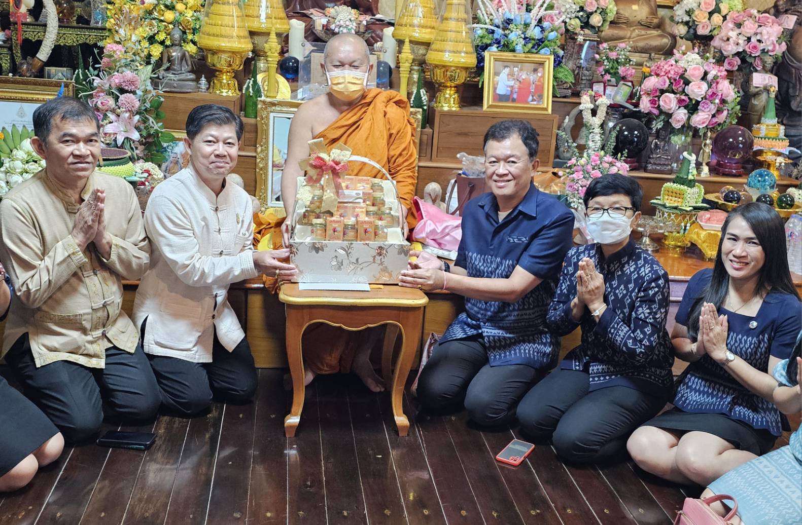 คณะผู้บริหารฯ เจ้าหน้าที่ พช.หนองคาย กราบขอพร เจ้าคณะจังหวัดหนองคาย เจ้าคณะอำเภอเมืองหนองคาย หลวงพ่อพระใส เนื่องในวารดิถีขึ้นปีใหม่ ปี 2567