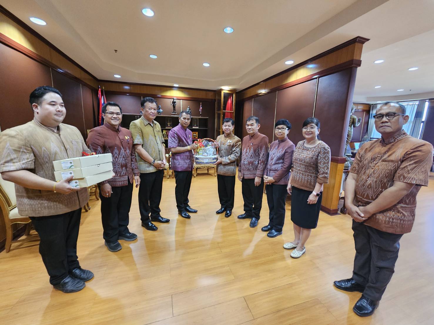 พช.หนองคาย เข้าสวัสดีปีใหม่ พร้อมทั้งขอพรปีใหม่ จากผู้ว่าฯ รองผู้ว่าฯ จ.หนองคาย เนื่องในโอกาสการก้าวย่างเข้าสู่ปีใหม่ 2567