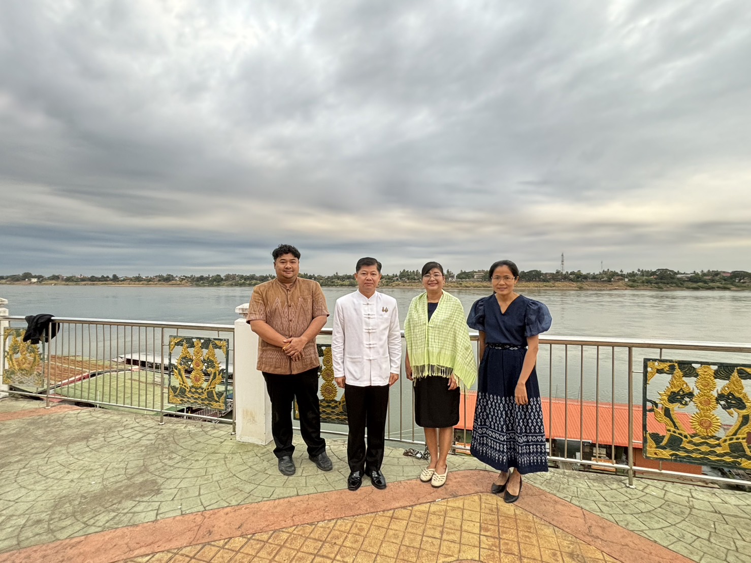 พช. หนองคาย ร่วมกิจกรรม “นุ่งผ้าไทย ใส่บาตรริมโขง”