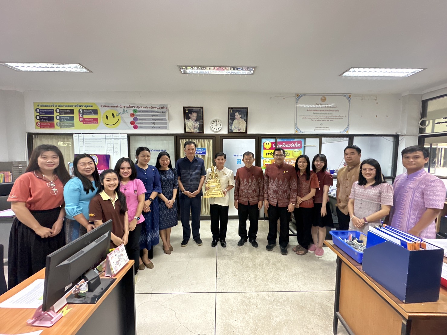 พช.หนองคาย รับมอบพระพุทธรูปจำลอง “หลวงพ่อพระใส” รุ่นเพิ่มบารมี ขนาดหน้าตัก 9 นิ้ว ในโอกาสมงคล พิธีเททองหล่อพระพุทธรูปจำลอง “หลวงพ่อพระใส”