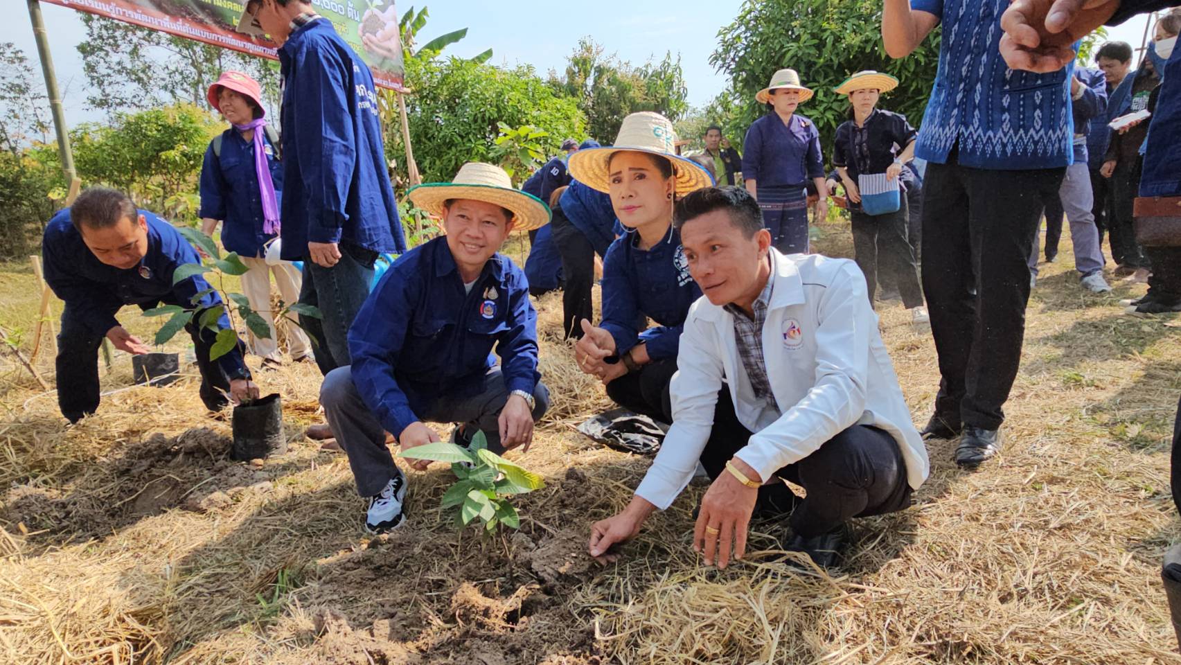 พช.หนองคาย ดำเนินโครงการศูนย์เรียนรู้เฉลิมพระเกียรติพระบาทสมเด็จพระเจ้าอยู่หัว โคก หนอง นา โมเดล และโครงการพัฒนาผู้นำ อช. เนื่องในวาระครบรอบ 55 ปี